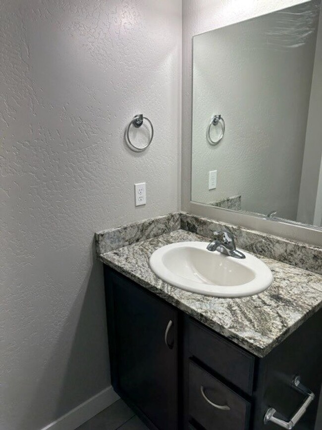 Building Photo - 2 Bedroom 2.5 Bath Townhome in desirable C...