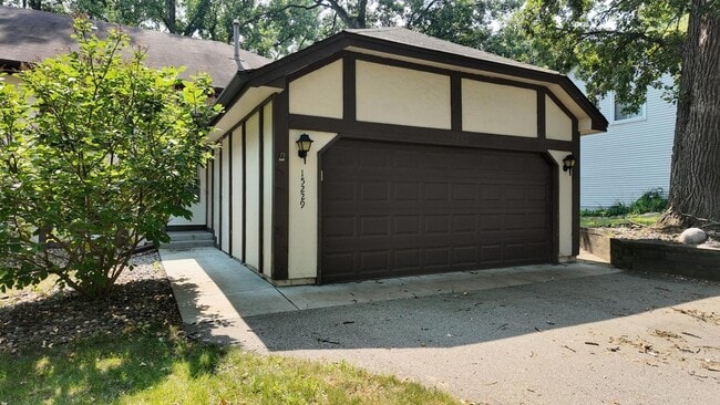 Building Photo - 15229 Buchanan Ct