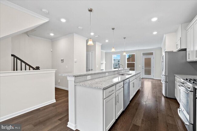 Building Photo - 45121 Kincora Dr