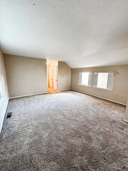 Building Photo - 6818 NW Willow Springs Dr