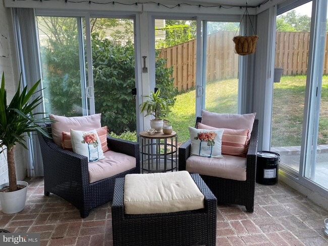 Building Photo - Show stopper