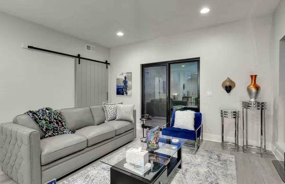 Living area - 1013 Park Ave