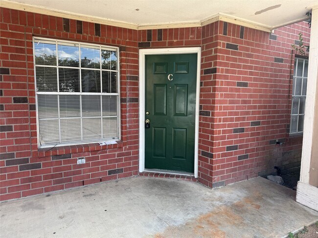 Building Photo - 10007 Emerald Creek Dr