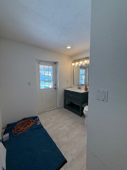 Building Photo - 1642 NE South St