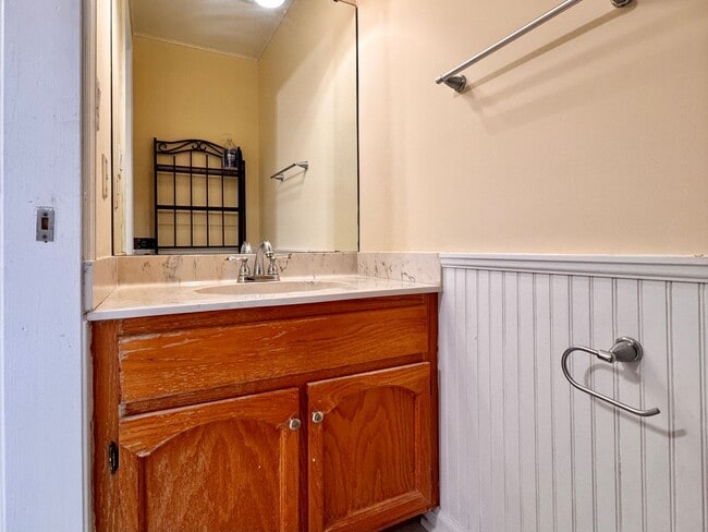 Building Photo - Briarwood Townhome close to NGIC and Hollymead Town Center!