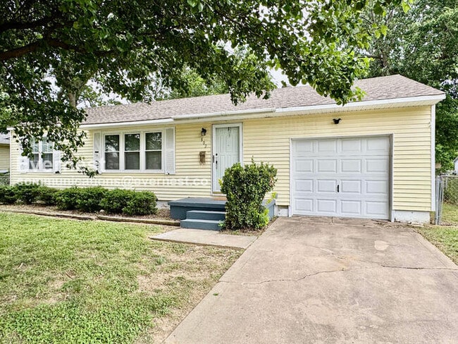Building Photo - 3 Bed/1 Bath Home with Fenced Yard & Garage / Pet-Friendly / Coming Soon!