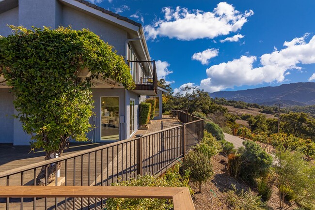 Building Photo - Amazing View Home