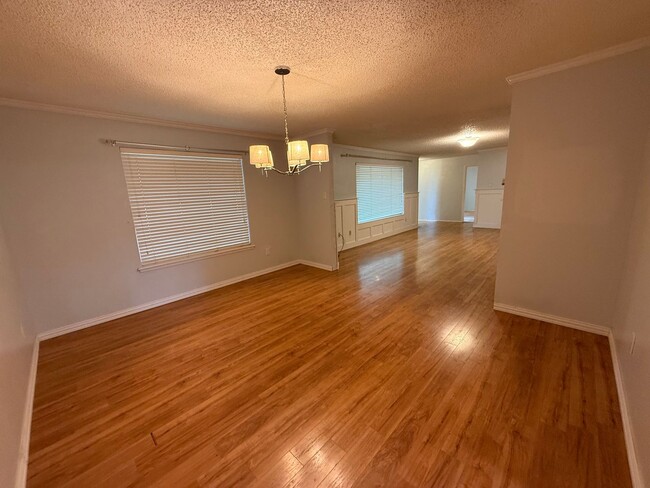 Building Photo - 3 Bed 3 Bath spacious home, with extra craft room, Lovely Backyard