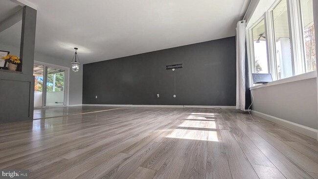 Building Photo - 922 Petinot Pl