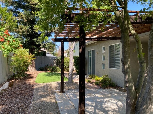 Building Photo - 1372 Chennault Ave