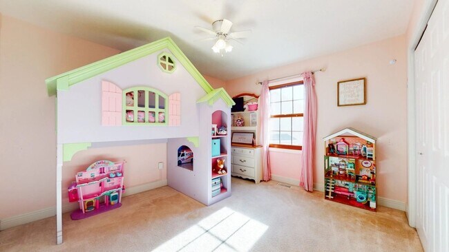 Building Photo - Stunning 4-Bedroom, 3.5-Bath Home with Over 3,800 Sq. Ft. of Ideal Living Space in East Bloomington