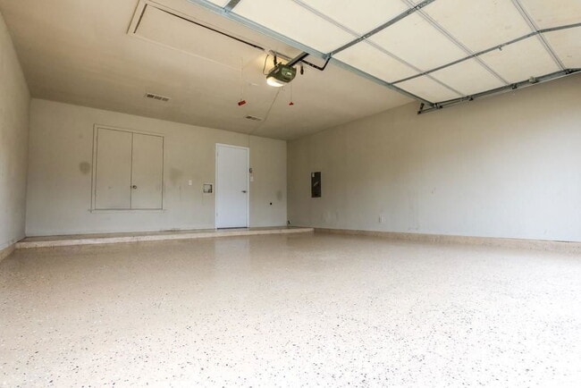 Building Photo - 2503 Versailles Dr
