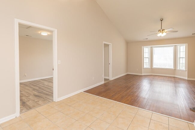 Building Photo - Beautiful 4 bed 2 bath home in Greensboro with fenced yard. Walk to coffee shop and restaurants.