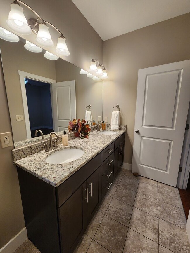 Building Photo - Arden Rental!