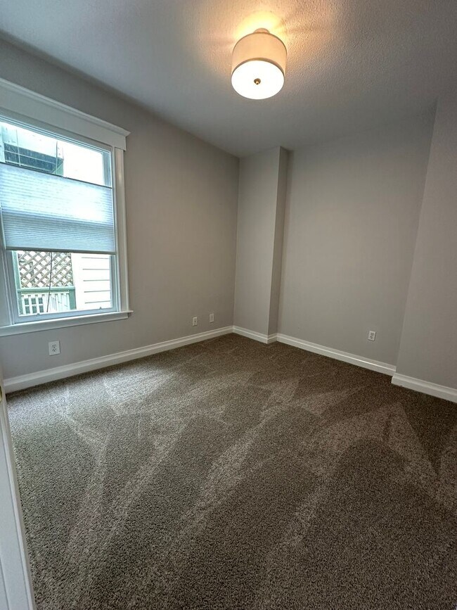 Building Photo - 817-819-821 Pierce Street