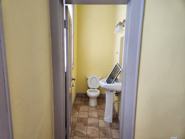 Building Photo - 1302 E Victory Dr