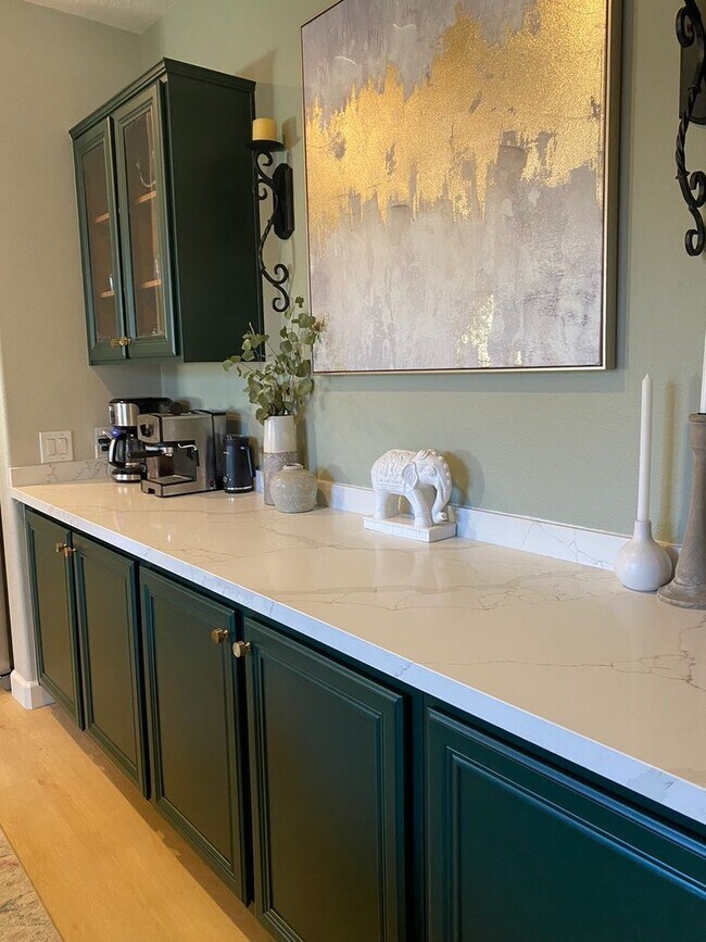 Building Photo - Spacious 4-Bedroom Townhome with Downstairs Bed/Bath in Creekside!