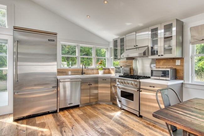 Building Photo - 21 Mako Ln