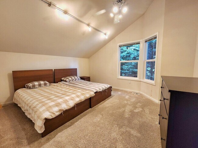 Building Photo - Beautiful 3 Bed 2.5 Bath Waterfront Home in Sammamish