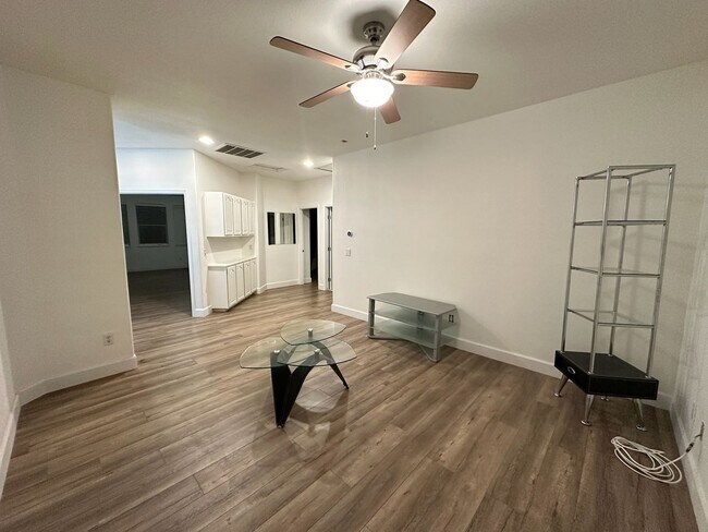 Building Photo - 5701 W Country Ave