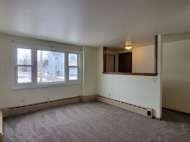 Building Photo - Cozy 1 Bedroom Lower Apartment Near Downto...