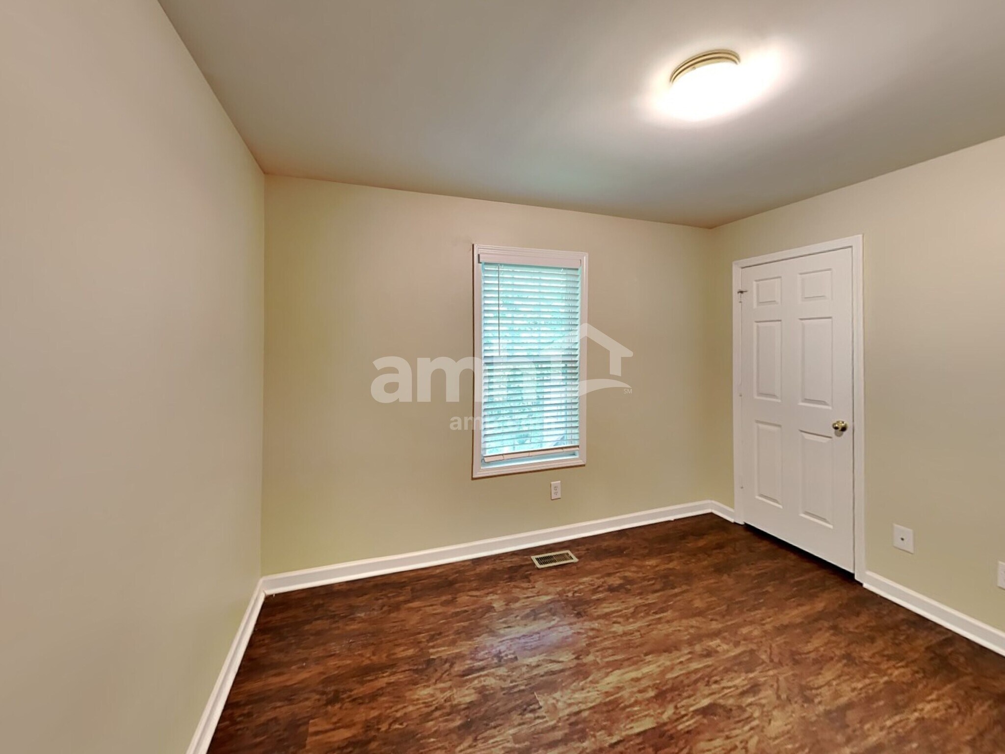 Building Photo - 2058 Queensbury Dr