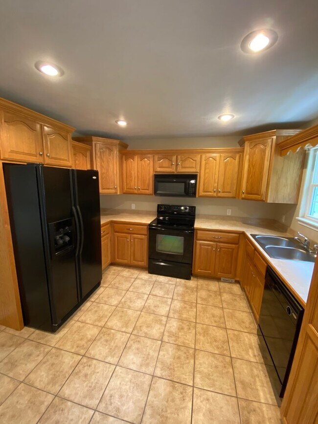 Building Photo - Spacious 4-Bedroom Home Just Minutes from Ft. Leonard Wood