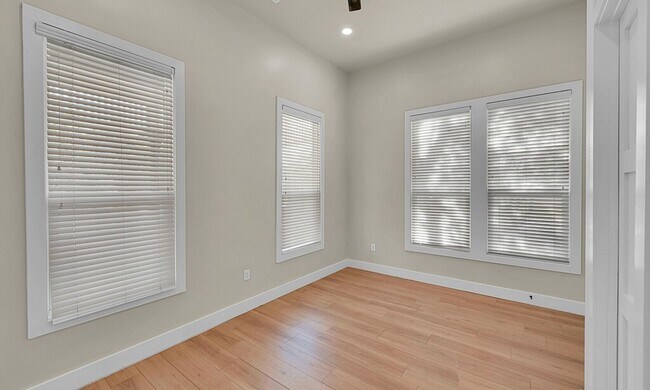 Building Photo - Beautiful 3 bedroom / 3 bath house available now!