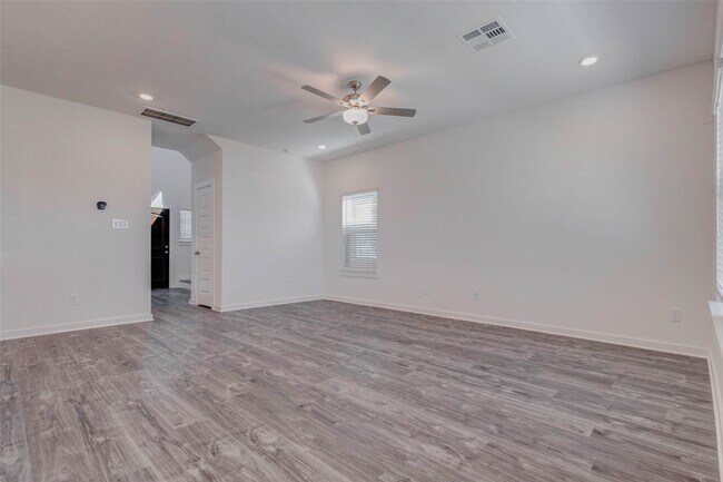 Building Photo - 1038 Elsinore Dr