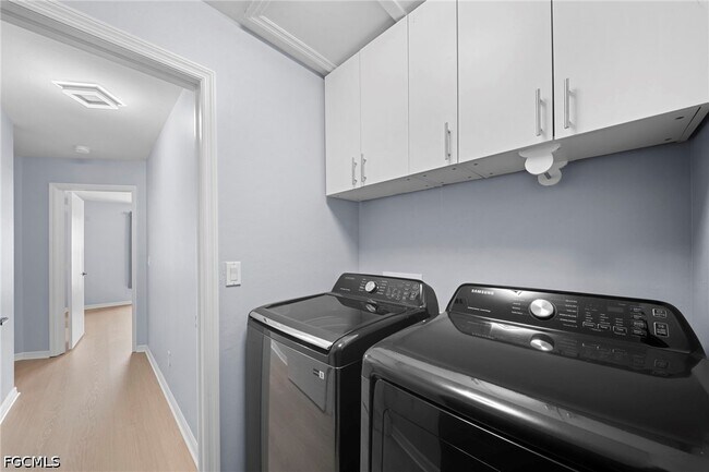 Building Photo - 15624 Sunny Crest Ln