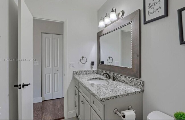 Building Photo - 876 Gardenia Dr
