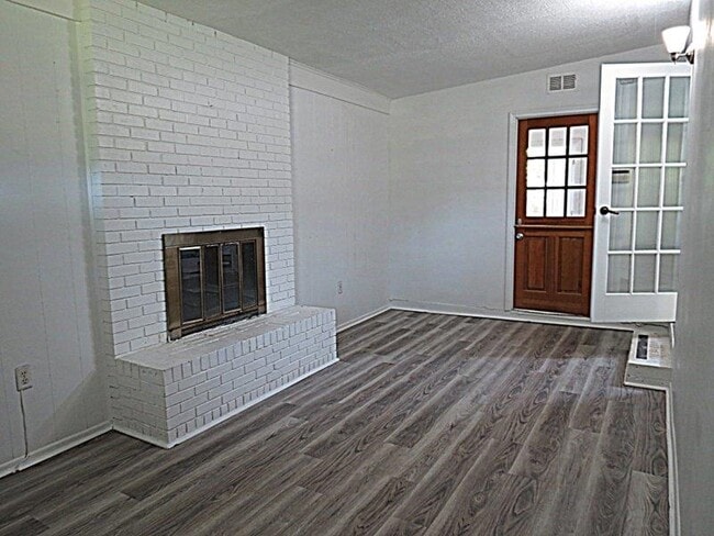 Building Photo - 1714 Hall Dr
