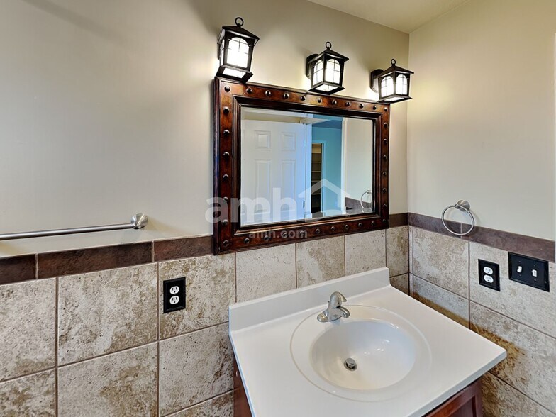 Building Photo - 143 N 700 W