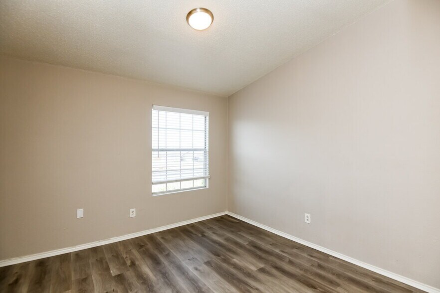Building Photo - 2500 Creekwood Ln