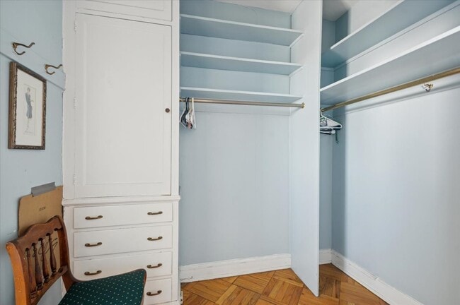 Building Photo - 2000 N Lincoln Park W