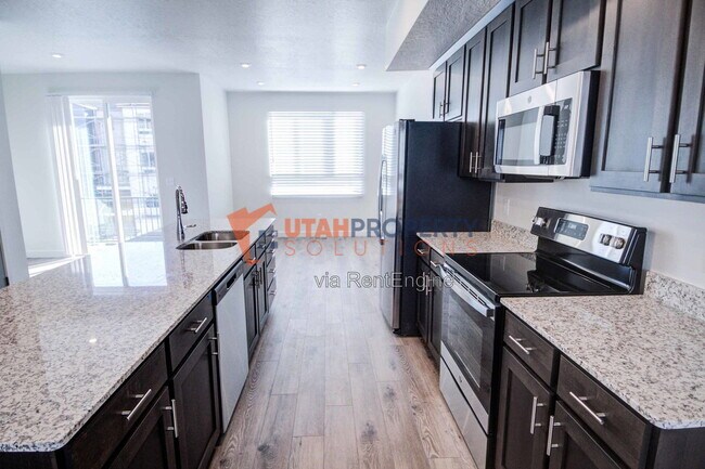 Building Photo - 1043 W 400 S
