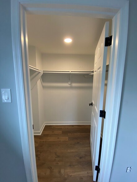 Walk in Closet - 263 S York Rd
