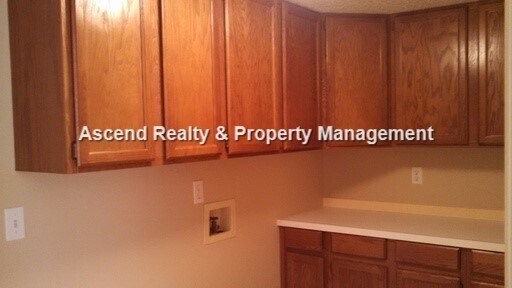 Building Photo - Wilsonville 2 Level Work Shop/Workout Room Fenced Yard Quick Access to I5 & Shops