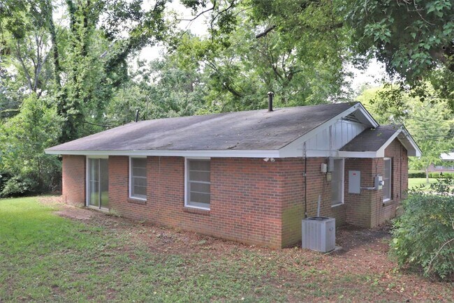 Building Photo - 3-Bedroom thats move-in ready and just wai...