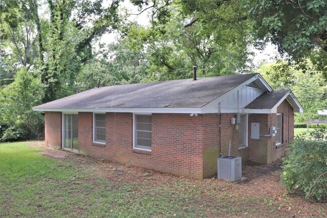 Building Photo - 3-Bedroom thats move-in ready and just waiting for you.