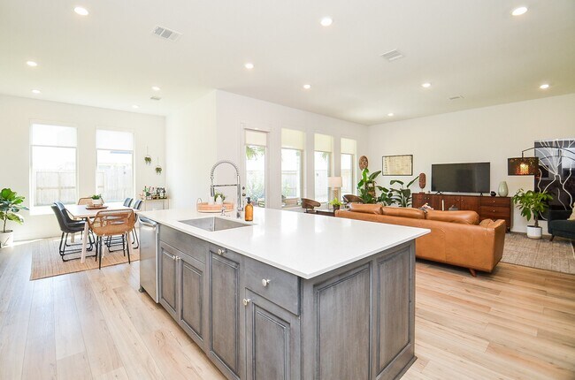 Building Photo - 4827 Avon Ridge Way