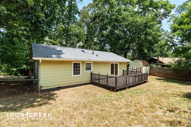Building Photo - 16 King Arthur Pl