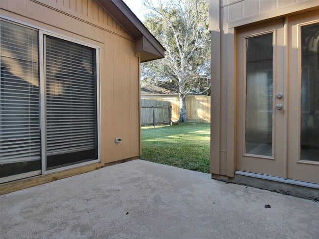 Building Photo - 604 Golfview Dr