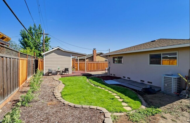 Building Photo - 1435 Bouret Dr