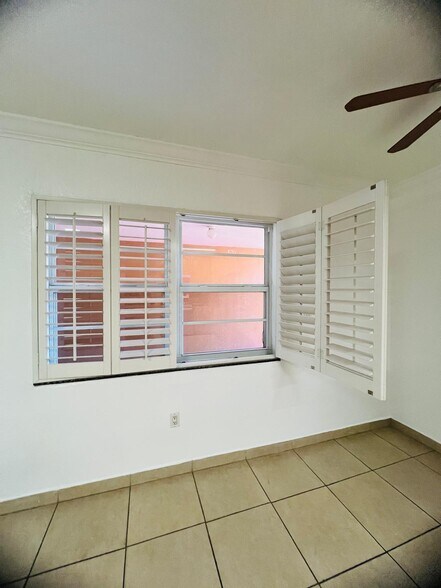 Building Photo - 1280 W 54th St