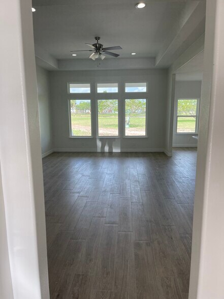 Building Photo - 113 Torrey Pines Rd