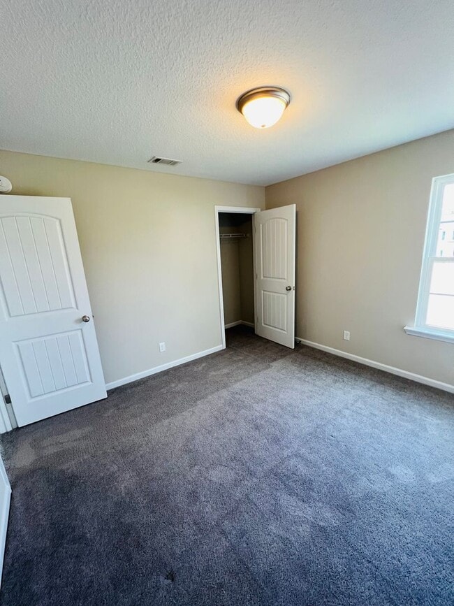 Building Photo - AVAILABLE NOW!