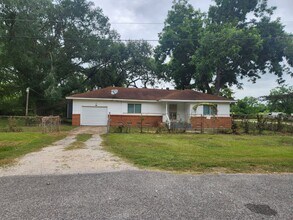 Building Photo - Lovely 3 Bedroom 1 Bathroom home with a Fe...