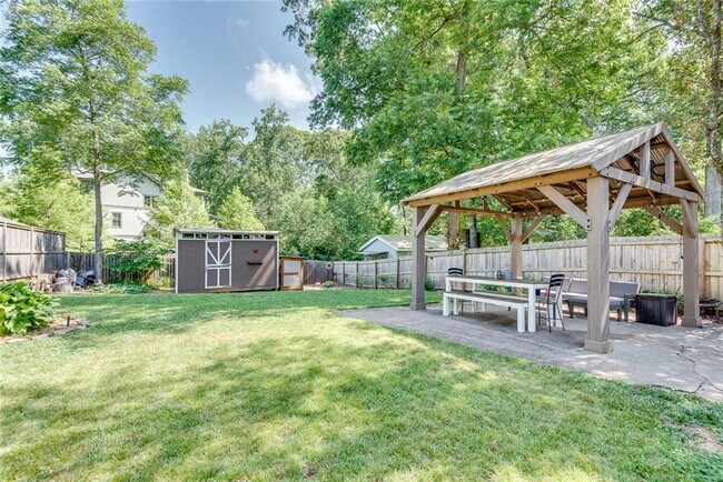 Building Photo - 2104 Delano Dr NE