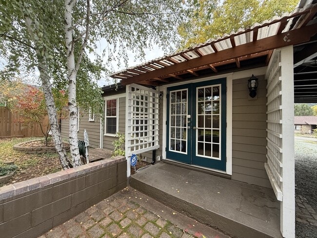 Building Photo - 501 NE Broadway St